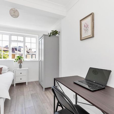 Modern Two Bedroom Apartment With Free Parking! London Exterior photo